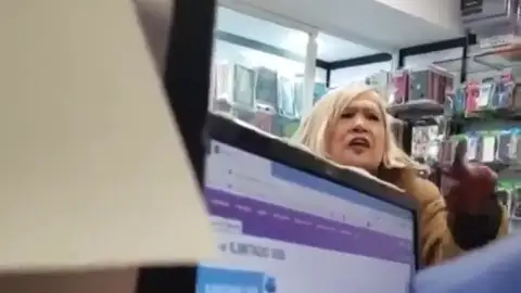 Episodio racista en una tienda de Madrid: "Tú no eres nada, los pasaportes y los DNI igual que se dan, se quitan" Episodio racista en una tienda de Madrid: "Tú no eres nada, los pasaportes y los DNI igual que se dan, se quitan"