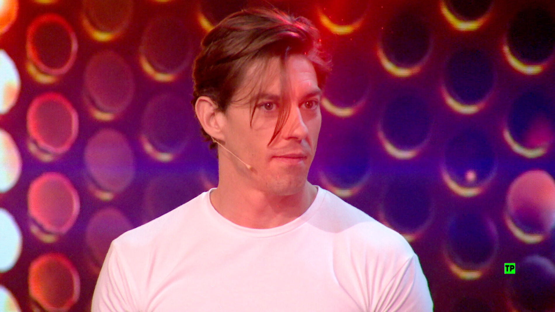 Adri&aacute;n Lastra, atemorizado con el lanzallamas de Jandro en 'Hipnot&iacute;zame'