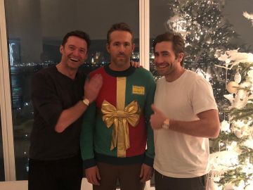 Hugh Jackman y Jake Gyllenhaal se burlan de Ryan Reynolds en Navidad