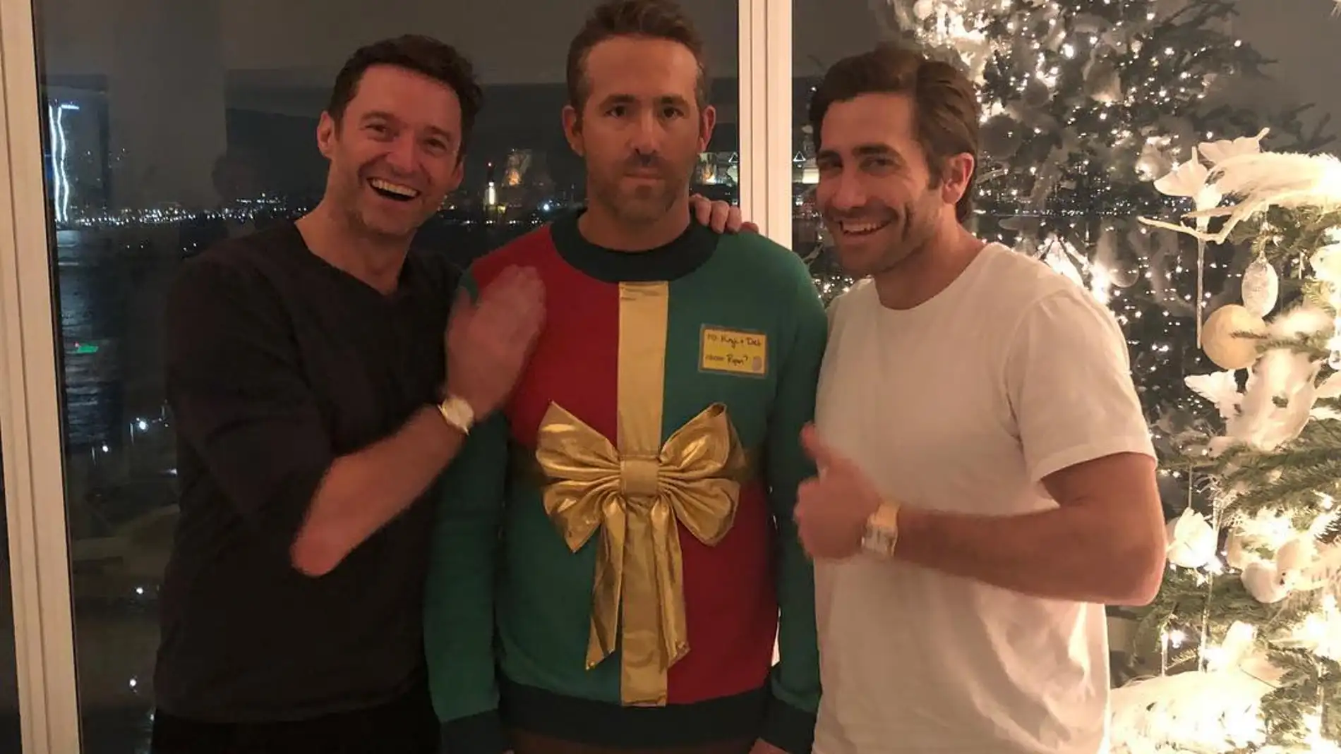 Hugh Jackman y Jake Gyllenhaal se burlan de Ryan Reynolds en Navidad