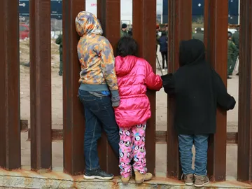 Un grupo de niños observan a agentes de migración de Estados Unidos Un grupo de niños observan a agentes de migración de Estados Unidos
