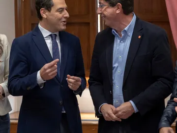 Juanma Moreno ,y Juan Marín , al comienzo de la reunión que han mantenido en Sevilla Juanma Moreno ,y Juan Marín , al comienzo de la reunión que han mantenido en Sevilla