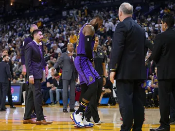 LeBron James abandona el partido tras sufrir una lesión LeBron James abandona el partido tras sufrir una lesión