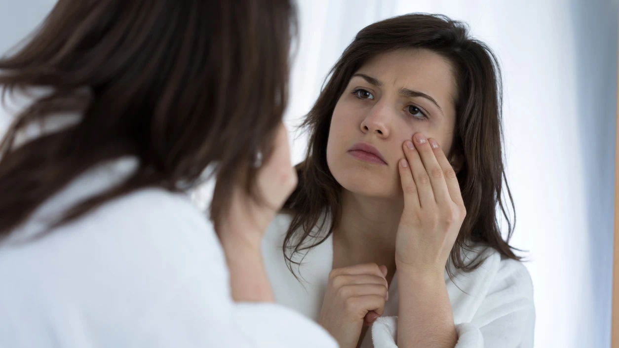 Mujer con ojeras Mujer con ojeras