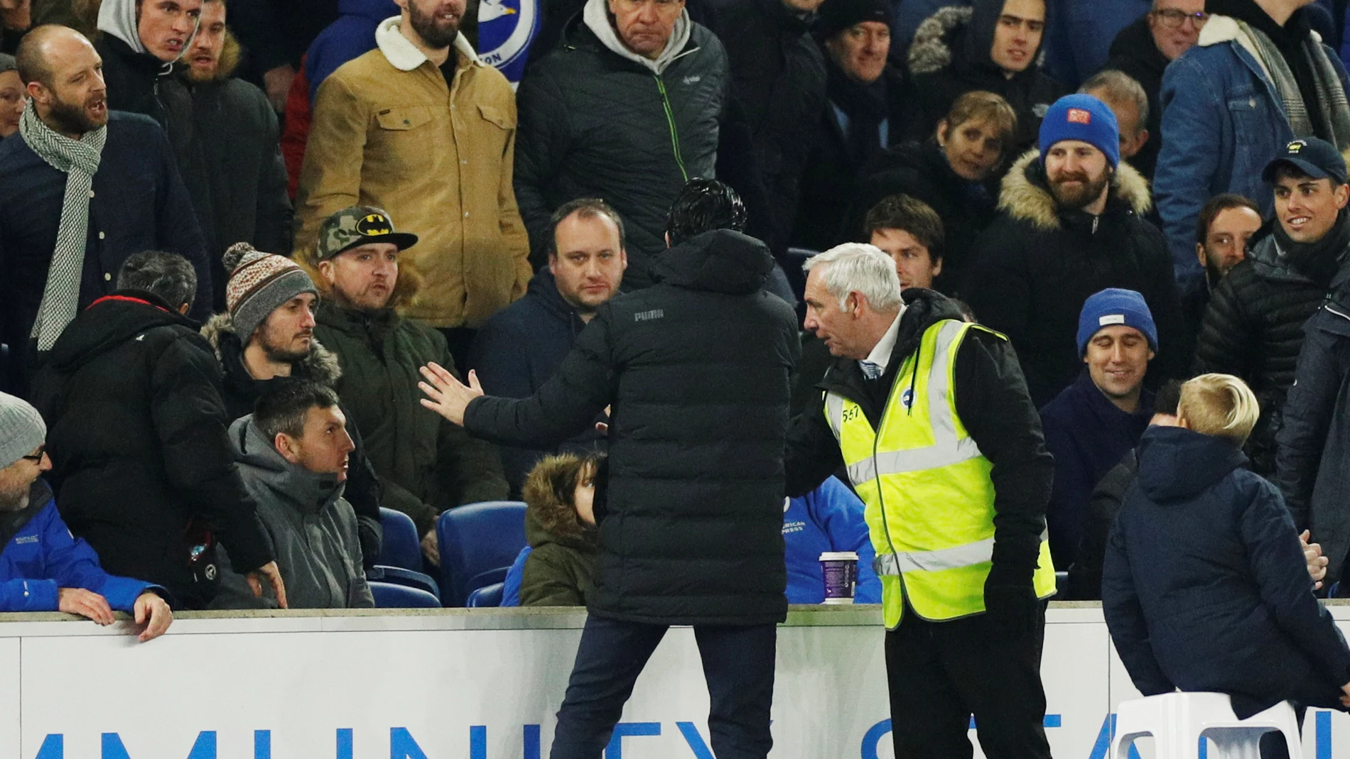 Emery se disculpa con el aficionado al que le acabó golpeando una botella Emery se disculpa con el aficionado al que le acabó golpeando una botella