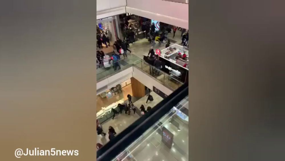 Un ruido siembra el caos en un centro comercial londinense