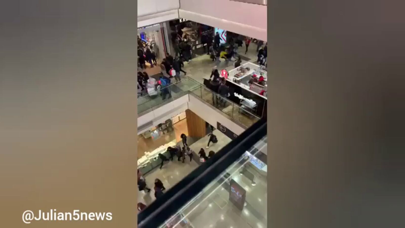Un ruido extraño siembra el caos en un centro comercial londinense