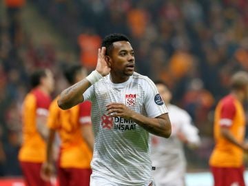 Robinho celebra uno de sus goles en la Superliga turca