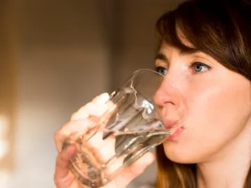 Mujer bebiendo agua Mujer bebiendo agua