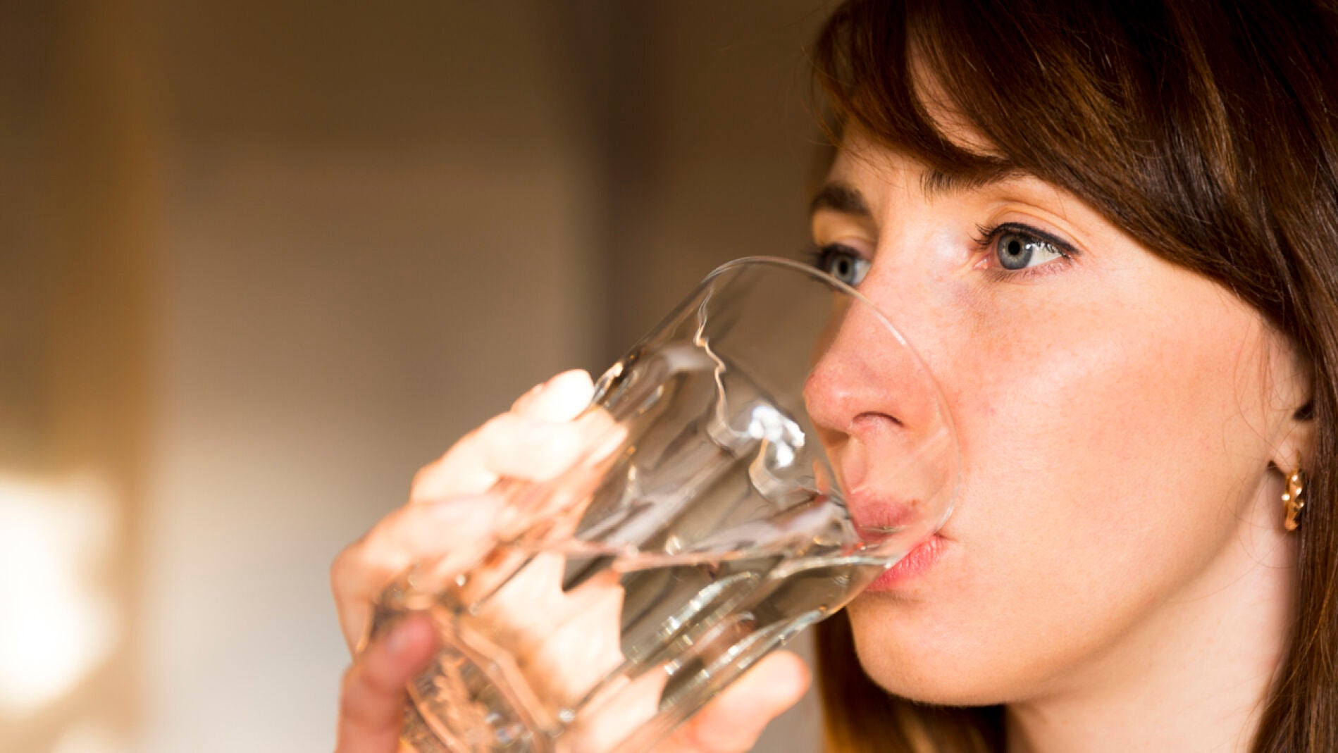 Mujer bebiendo agua