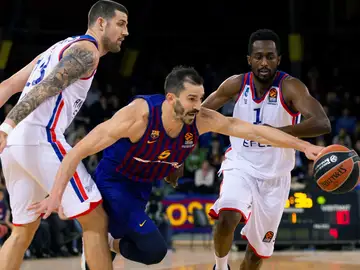 Pau Ribas intenta penetrar a canasta Pau Ribas intenta penetrar a canasta