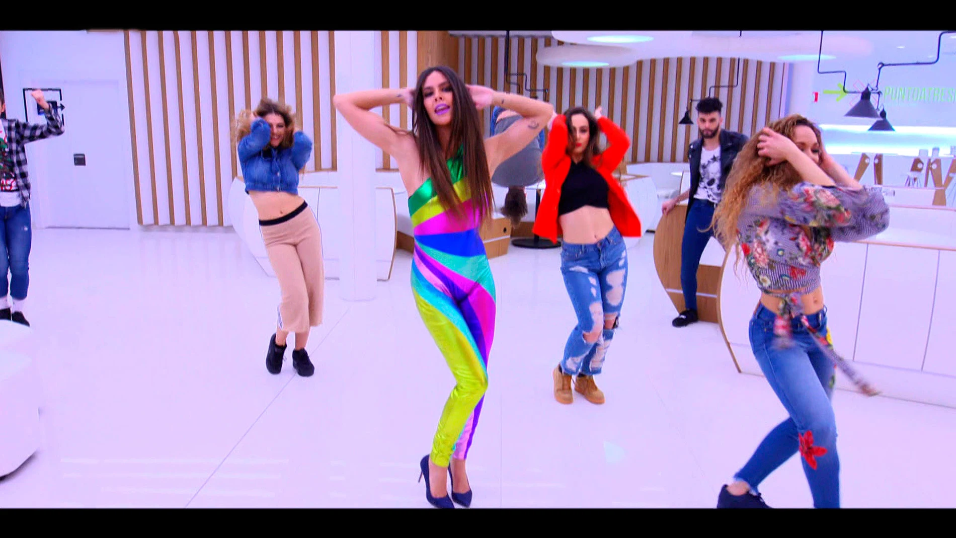 Cristina Pedroche, Chenoa, Carlos Baute y el Sevilla arrancan el programa bailando 'Shake It Off' de Taylor Swift 
