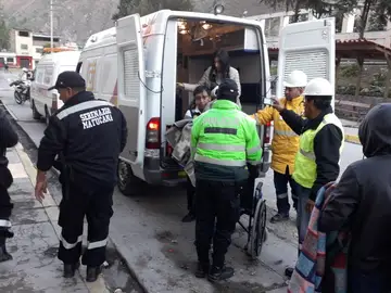 Mueren diez personas y 30 resultan heridas tras caer a un río un autobús en el centro de Perú Mueren diez personas y 30 resultan heridas tras caer a un río un autobús en el centro de Perú