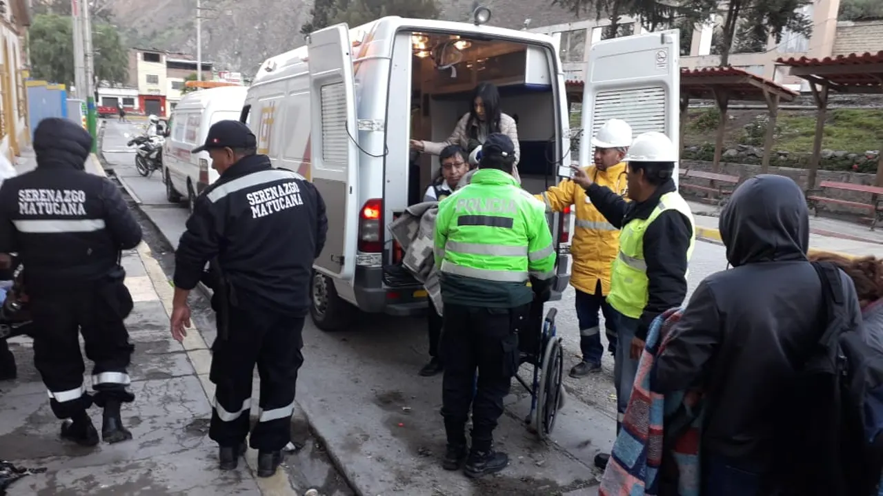 Mueren diez personas y 30 resultan heridas tras caer a un río un autobús en el centro de Perú Mueren diez personas y 30 resultan heridas tras caer a un río un autobús en el centro de Perú