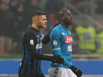 Icardi intenta calmar a Koulibaly en el Inter-Nápoles Icardi intenta calmar a Koulibaly en el Inter-Nápoles