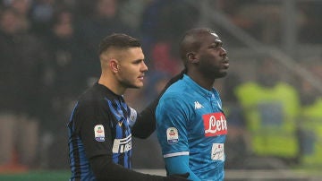 Icardi intenta calmar a Koulibaly en el Inter-Nápoles