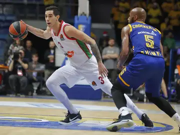 El jugador del Khimki Moscú Tony Crocker (d) defienda al jugador del Kirolbet Baskonia Luca Vildoza (i) durante el partido de la Euroliga de baloncesto disputado en Moscú El jugador del Khimki Moscú Tony Crocker (d) defienda al jugador del Kirolbet Baskonia Luca Vildoza (i) durante el partido de la Euroliga de baloncesto disputado en Moscú