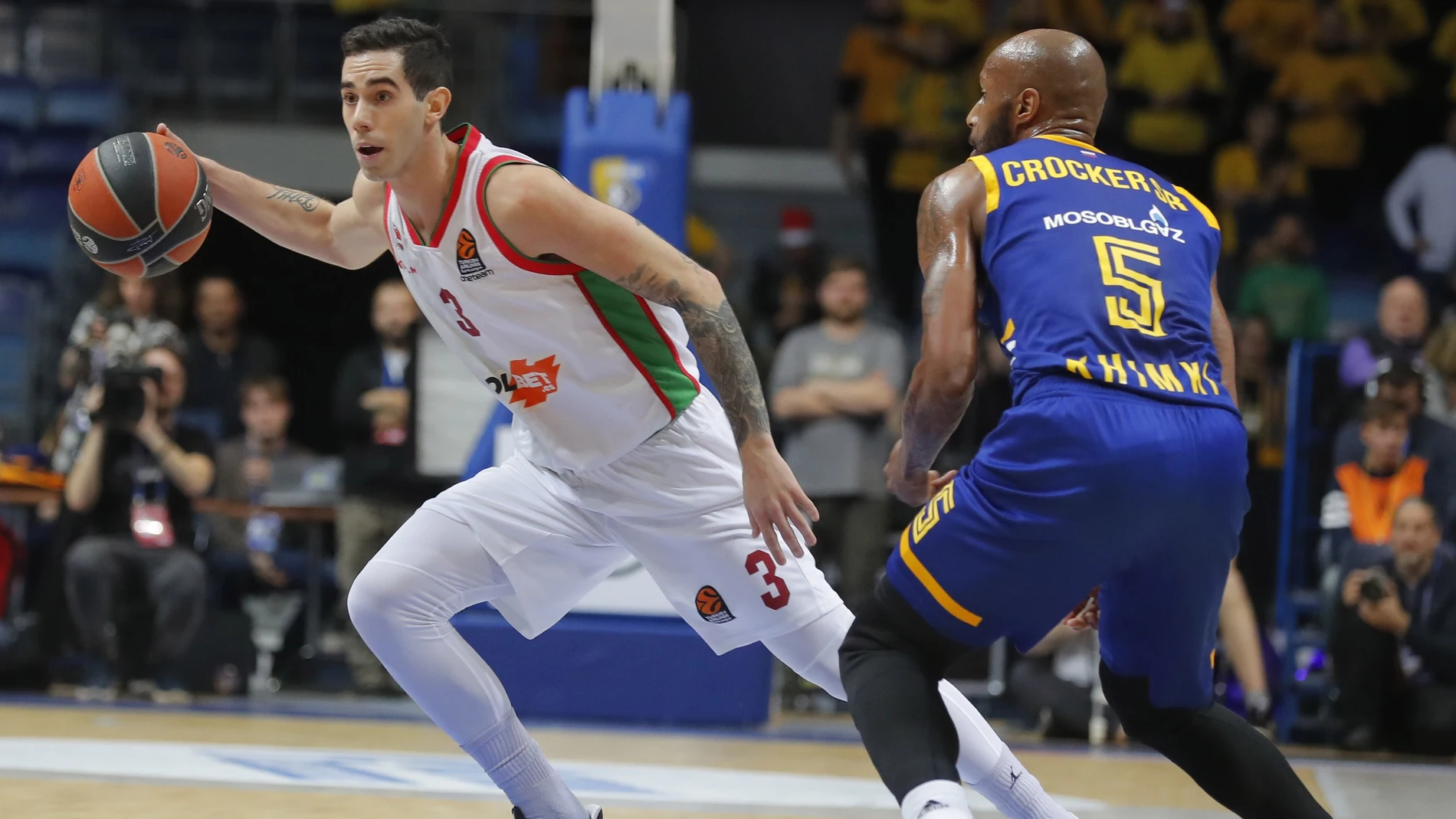 El jugador del Khimki Moscú Tony Crocker (d) defienda al jugador del Kirolbet Baskonia Luca Vildoza (i) durante el partido de la Euroliga de baloncesto disputado en Moscú El jugador del Khimki Moscú Tony Crocker (d) defienda al jugador del Kirolbet Baskonia Luca Vildoza (i) durante el partido de la Euroliga de baloncesto disputado en Moscú
