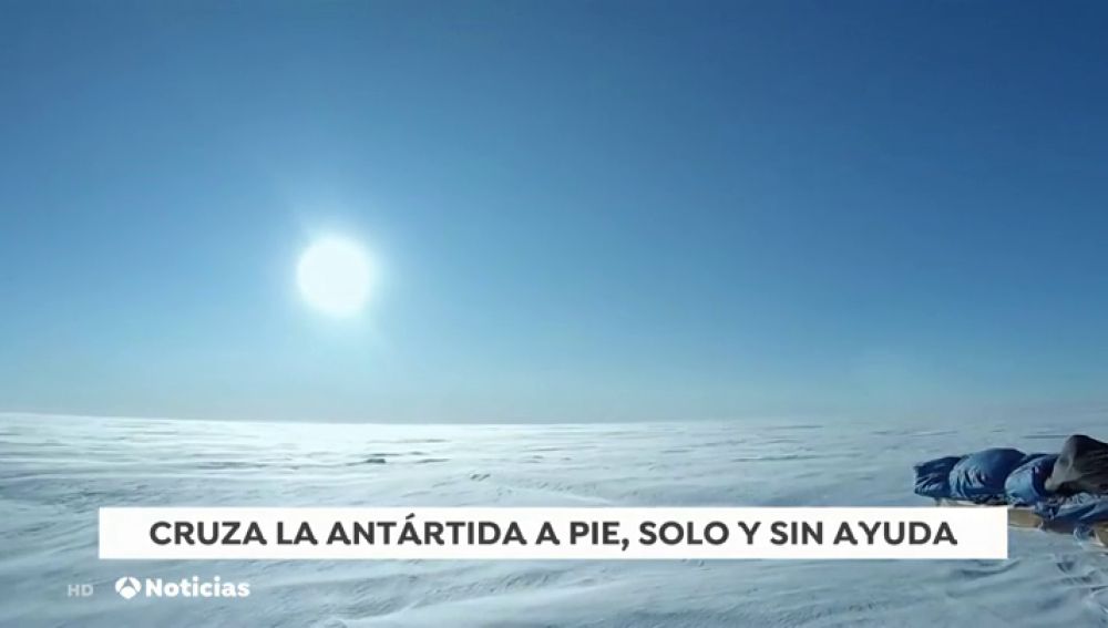 Un hombre recorre andando por primera vez la Antártida  