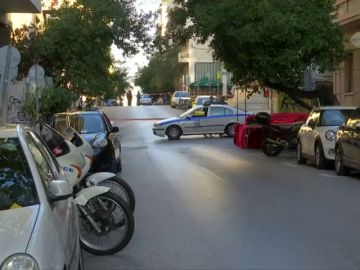 Dos heridos leves al estallar un artefacto frente a una iglesia en Atenas