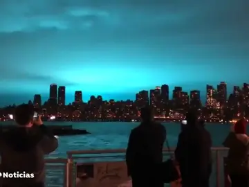 La explosión en una planta eléctrica provoca una extraña luz azul en el cielo de Nueva York La explosión en una planta eléctrica provoca una extraña luz azul en el cielo de Nueva York