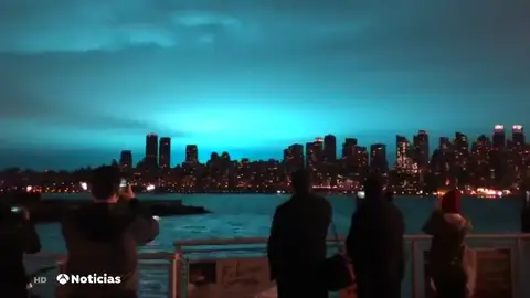 La explosión en una planta eléctrica provoca una extraña luz azul en el cielo de Nueva York La explosión en una planta eléctrica provoca una extraña luz azul en el cielo de Nueva York