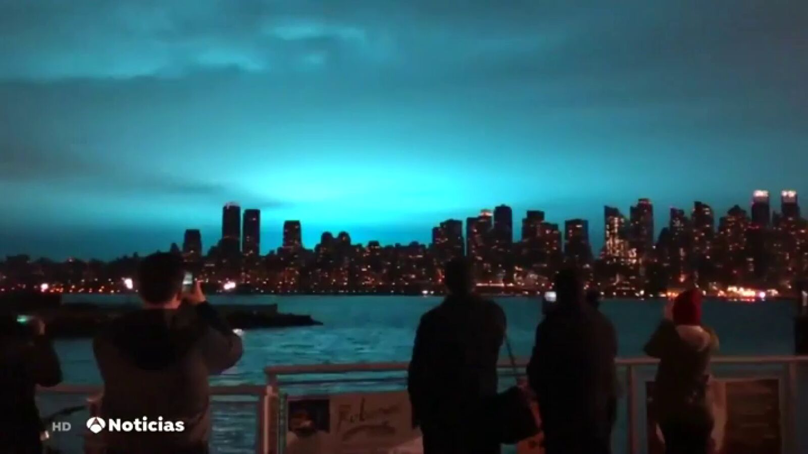 La explosión en una planta eléctrica provoca una extraña luz azul en el cielo de Nueva York 