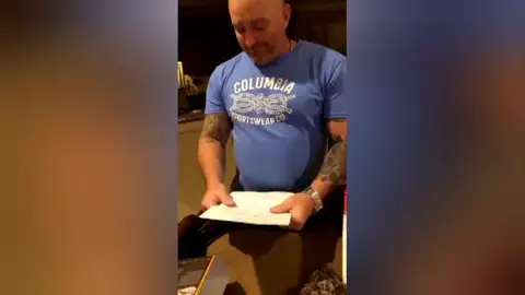 El emotivo regalo de un hijo a su padrastro: le pide que le adopte El emotivo regalo de un hijo a su padrastro: le pide que le adopte