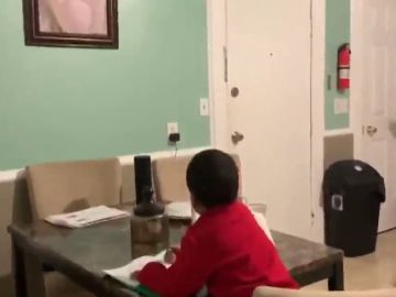 Una mujer pilla a su hijo pidiéndole ayuda a Alexa para hacer sus deberes