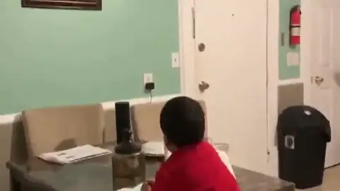 Una mujer pilla a su hijo pidiéndole ayuda a Alexa para hacer sus deberes Una mujer pilla a su hijo pidiéndole ayuda a Alexa para hacer sus deberes