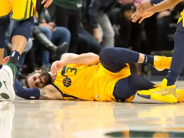 Ricky Rubio sufre una espectacular caída Ricky Rubio sufre una espectacular caída