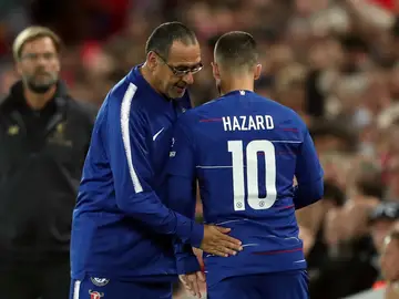Sarri da instrucciones a Hazard en un partido del Chelsea Sarri da instrucciones a Hazard en un partido del Chelsea