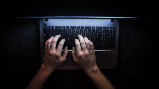 Imagen de archivo de un hacker
