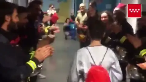 Bomberos y agentes Forestales hacen "un pasillo" a un niño en su camino al quirófano Bomberos y agentes Forestales hacen "un pasillo" a un niño en su camino al quirófano