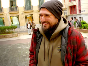 Acompañamos a Antonio Orozco en su cameo en 'Allí Abajo' Acompañamos a Antonio Orozco en su cameo en 'Allí Abajo'