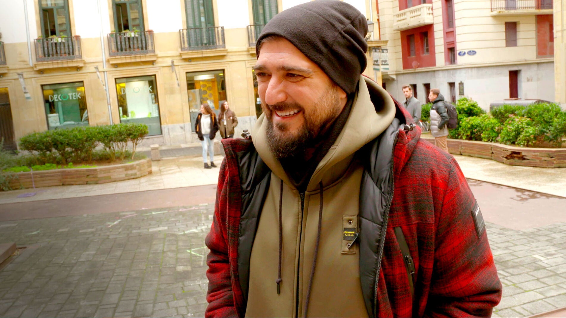 Acompa&ntilde;amos a Antonio Orozco en su cameo en 'All&iacute; Abajo'
