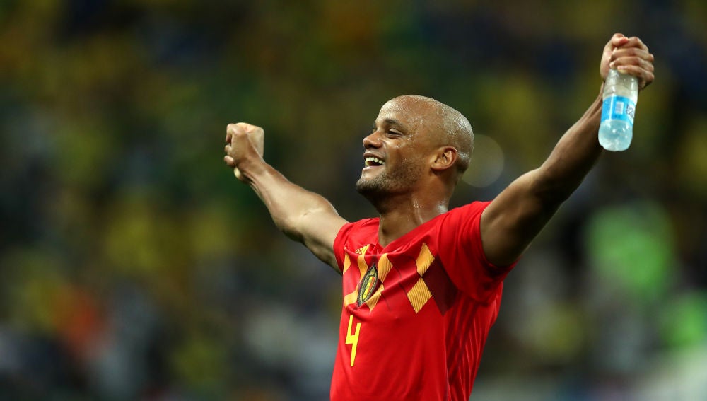 El central Kompany celebra la victoria de Bélgica