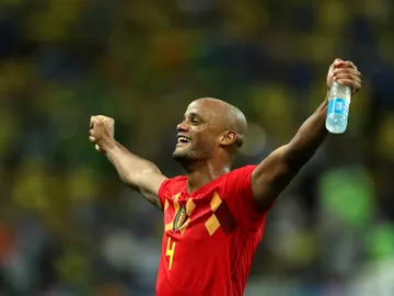 El central Kompany celebra la victoria de Bélgica El central Kompany celebra la victoria de Bélgica