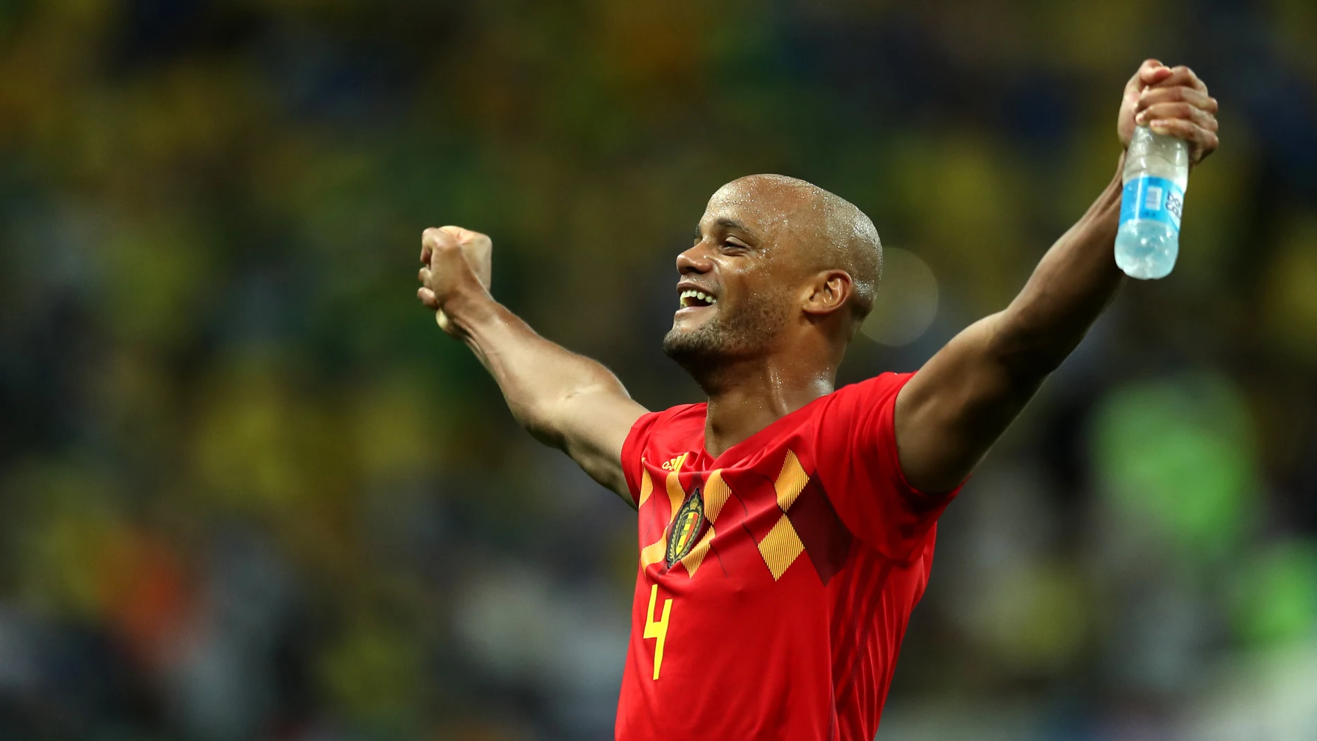 El central Kompany celebra la victoria de Bélgica El central Kompany celebra la victoria de Bélgica