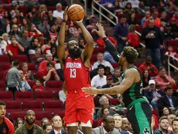 James Harden, en acción ante los Celtics James Harden, en acción ante los Celtics