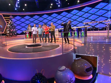 Juanra Bonet y 'Los Lobos' se animan a cantar un famoso villancico Juanra Bonet y 'Los Lobos' se animan a cantar un famoso villancico