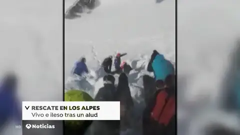 Un niño de 12 años, rescatado en los Alpes tras casi una hora sepultado bajo la nieve Un niño de 12 años, rescatado en los Alpes tras casi una hora sepultado bajo la nieve