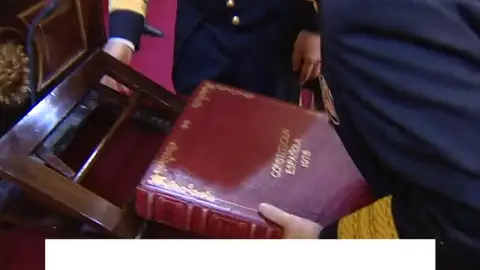 Se cumplen 40 años de la publicación de la Constitución en el BOE: un día después de lo que correspondía para evitar el Día de los Santos Inocentes Se cumplen 40 años de la publicación de la Constitución en el BOE: un día después de lo que correspondía para evitar el Día de los Santos Inocentes
