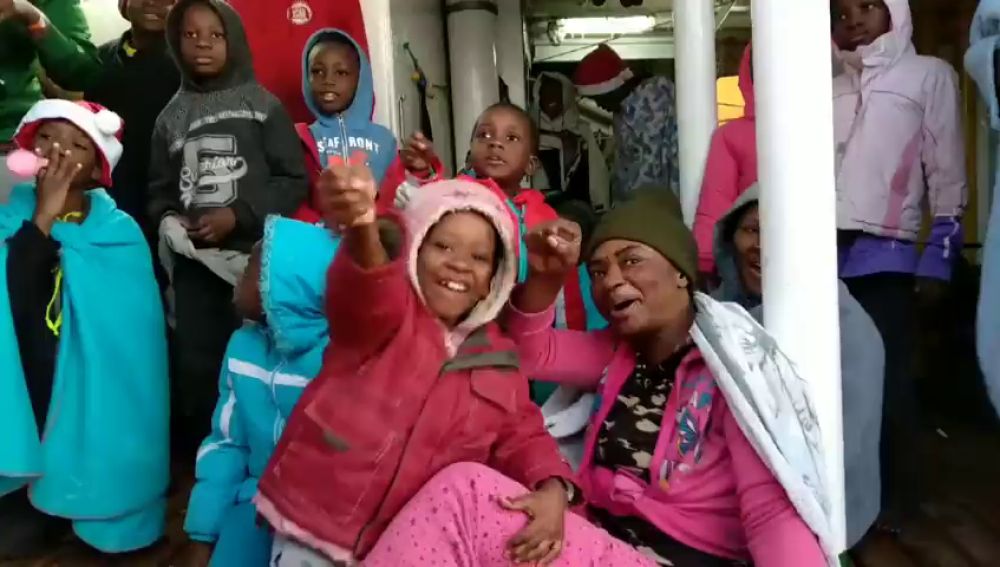 Gritos de 'victoria' entre los inmigrantes del Open Arms a su llegada al puerto de Algeciras