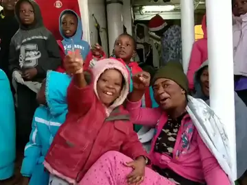 Gritos de 'victoria' entre los inmigrantes del Open Arms a su llegada al puerto de Algeciras Gritos de 'victoria' entre los inmigrantes del Open Arms a su llegada al puerto de Algeciras