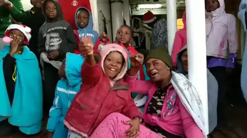 Gritos de 'victoria' entre los inmigrantes del Open Arms a su llegada al puerto de Algeciras Gritos de 'victoria' entre los inmigrantes del Open Arms a su llegada al puerto de Algeciras