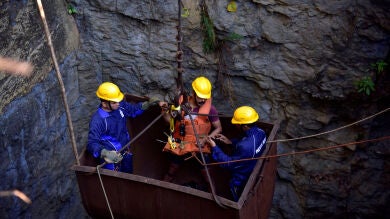 Un grupo de buzos trabaja para rescatar a 15 mineros atrapados desde hace dos semanas en la India