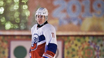 Vladimir Putin, jugando al hockey hielo