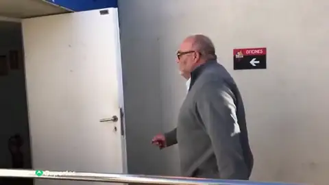 La afición del Reus recibe a Joan Oliver con pintadas e insultos ante la delicada situación del club La afición del Reus recibe a Joan Oliver con pintadas e insultos ante la delicada situación del club