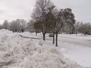 Una tormenta de nieve azota a EEUU: aviones desviados y carreteras cortadas Una tormenta de nieve azota a EEUU: aviones desviados y carreteras cortadas